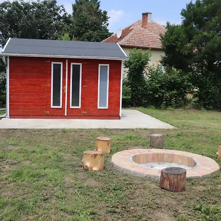 Tulipanos Pihenohaz Hébergement de vacances *